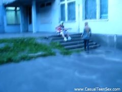 Молодой русский уличный музыкант развел девку на еблю