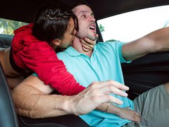 Секс с возбужденной испанской порнозвездой в машине